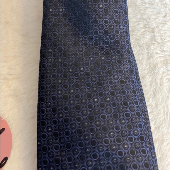 Kenneth Cole Reaction Dark Blue Circle Pattern Tie - Picture 4 of 6